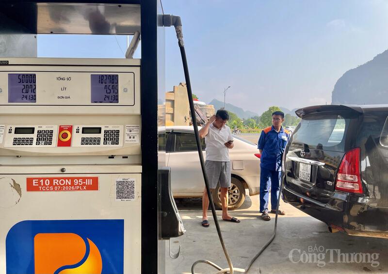 Không chỉ các phương tiện xe máy, nhiều người sử dụng ô tô cũng lựa chọn trải nghiệm nhiên liệu mới ngay trong ngày đầu mở bán. Anh Lê Văn Nam (xã Cẩm Thuỷ) cho biết việc chuyển sang sử dụng nhiên liệu sinh học là xu hướng tất yếu. “Tôi thấy nhiều nước đã sử dụng xăng sinh học từ lâu. Nếu vừa Okvip1 Link Vào Nổ Hũ Mới Nhất vừa đảm bảo vận hành phương tiện thì người dân sẽ dần quen và ủng hộ”, anh Nam nói. Ảnh: Ngô Nhung