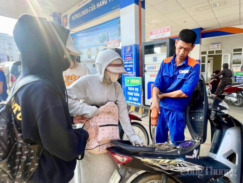 Theo nhân viên cửa hàng Okivip tỷ lệ kèo World Cup 2026 số 114 - Petrolimex, trong ngày đầu triển khai, lượng tiêu thụ E10 tương đối ổn định, không có phản ánh bất thường từ khách hàng. “Chúng tôi đã chuẩn bị đầy đủ cơ sở vật chất, bồn chứa và hệ thống phân phối theo quy định. Người dân hiện chủ yếu tìm hiểu thông tin về khả năng tương thích với động cơ, còn tâm lý lo ngại không nhiều như dự đoán ban đầu”, nhân viên này thông tin. Ảnh: Ngô Nhung