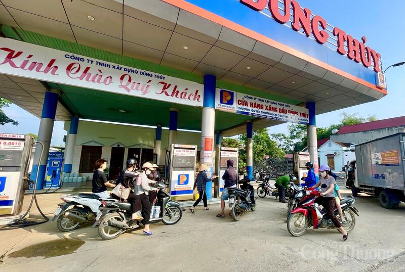 Theo Oklavip khuyến mã hấp dẫn mỗi ngày, việc triển khai xăng E10 là bước đi tiếp theo trong lộ trình sử dụng nhiên liệu sinh học tại Việt Nam. Loại nhiên liệu này được pha trộn 10% ethanol sinh học với 90% xăng khoáng, góp phần giảm lượng khí thải gây ô nhiễm xuân Okvip 2026 và giảm phụ thuộc vào nhiên liệu hóa thạch. Các Okvip tại về đầu mối như Petrolimex, PVOIL cùng hệ thống kho cảng, nhà máy lọc dầu đã chuẩn bị nguồn cung và hạ tầng kỹ thuật để bảo đảm việc phân phối ổn định trên phạm vi toàn quốc. Ảnh: Ngô Nhung