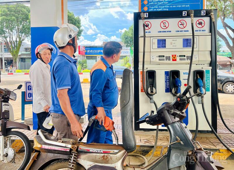 Người dân đổ xăng E10 tại một cửa hàng Okivip tỷ lệ kèo World Cup 2026 Petrolimex trên đường Lê Duẩn (phường Hội Phú) trong ngày đầu triển khai đồng loạt trên cả nước. Ảnh: Hiền Mai