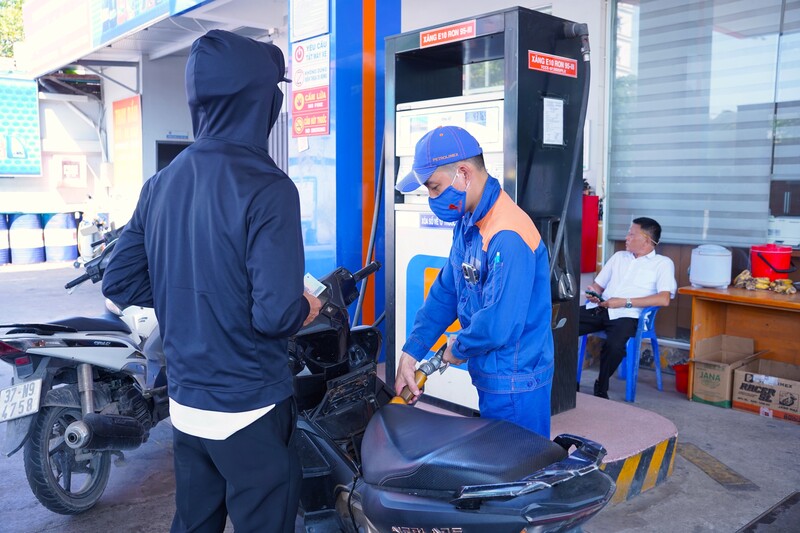 Rất đông khách hàng đi xe máy đã sử dụng xăng E10 một tháng qua và không ghi nhận phản ánh nào về sự cố.