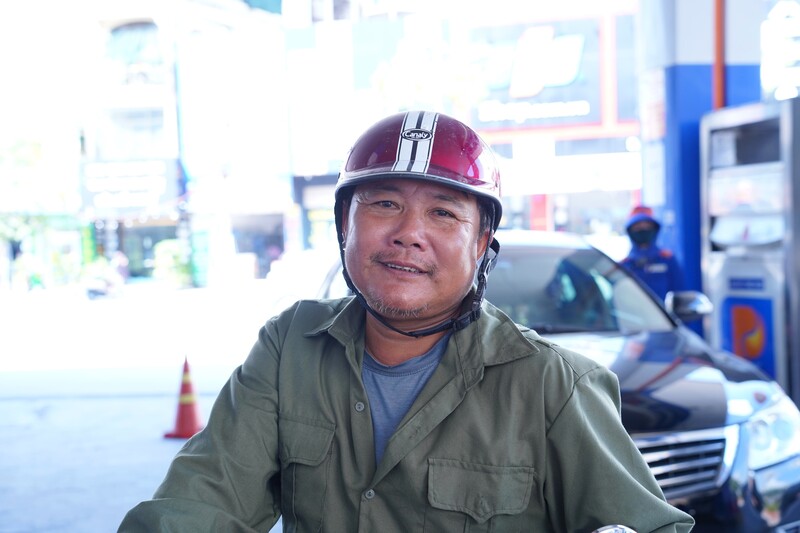 Anh Nguyễn Đình Thịnh (phường Trường Vinh) chia sẻ: "Tôi đã đổ xăng E10 để đi trong một tuần qua, tôi thấy xe di chuyển bình thường, không gặp sự cố gì. Tôi nghĩ xăng khi đưa ra thị trường đã được kiểm tra, kiểm soát về kỹ thuật, chất lượng nên yên tâm sử dụng. Mấy ngày qua, xem thông tin trên mạng, tôi hiểu thêm về loại xăng này. Đây là chủ trương đúng đắn của Chính phủ để giảm phát thải, đảm bảo an ninh năng lượng quốc gia thì người dân đón nhận và ủng hộ.