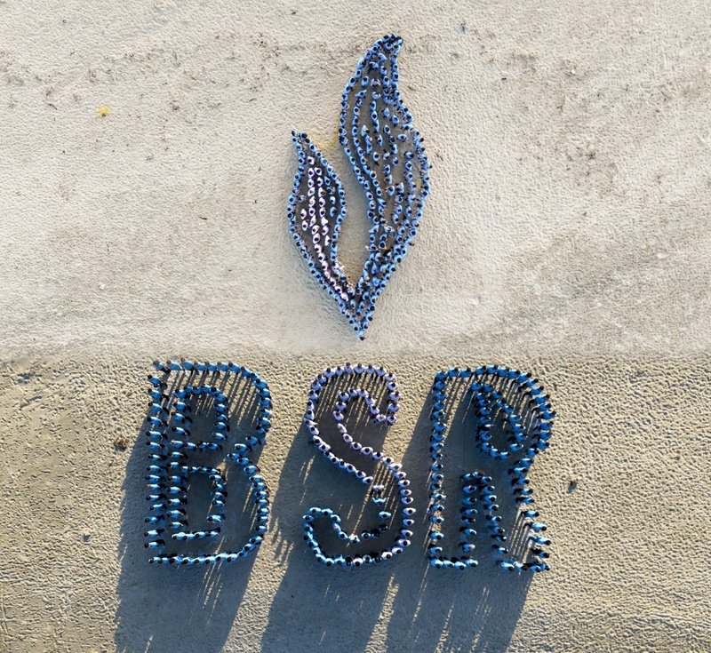 Người lao động BSR xếp logo BSR và biểu tượng ngọn lửa Petrovietnam. Ảnh: BSR