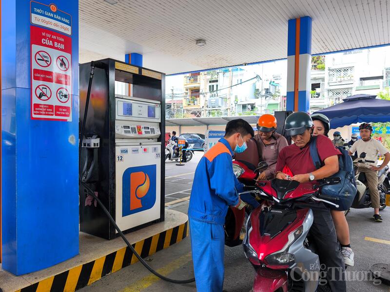 Hoạt động mua bán xăng tại Cửa hàng số 30 – Petrolimex. Ảnh: Thừa Ngọc