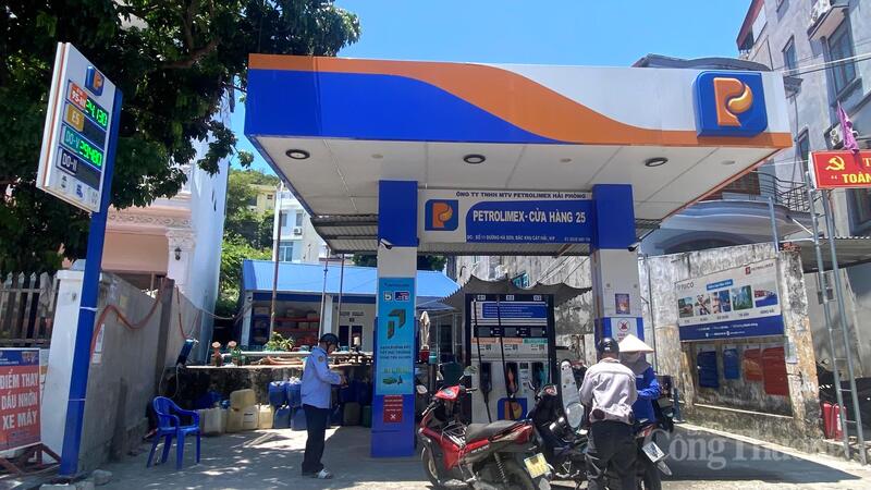 Khách hàng đến đổ xăng sinh học E10 tại Petrolimex - Cửa hàng 25, đặc khu Cát Hải, TP. Hải Phòng.