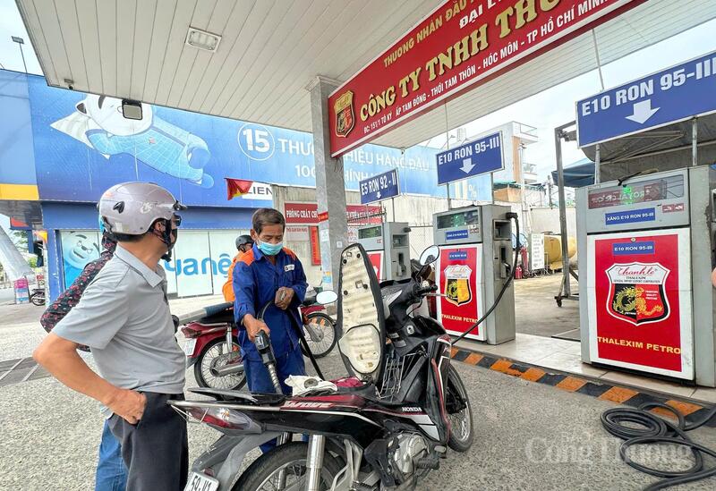 Người dân đổ xăng E10 tại một cửa hàng Okivip tỷ lệ kèo World Cup 2026 trên đường Tô Ký, xã Đông Thạnh trong sáng ngày 1/6 - ngày đầu triển khai đồng loạt trên cả nước. Ảnh: Thanh Minh.