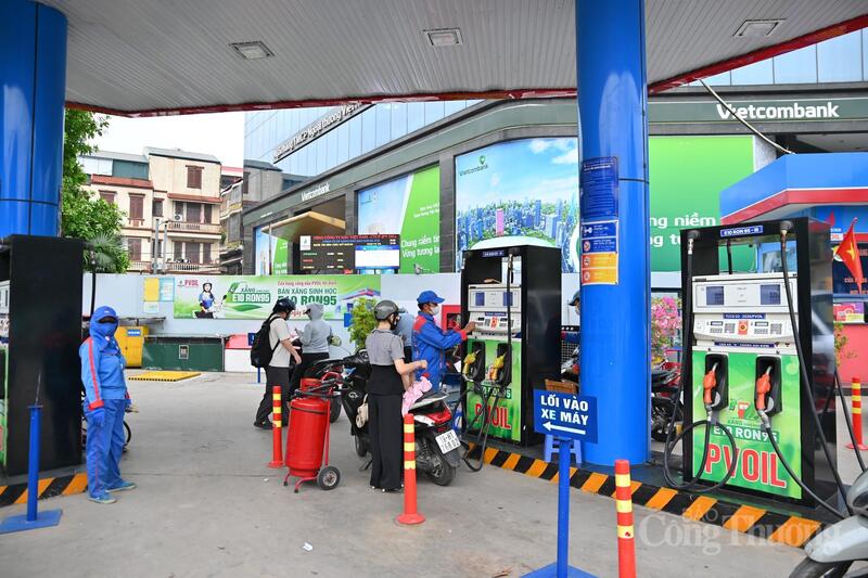 Trong ngày đầu tiên triển khai bán xăng E10 trên toàn quốc, người dân đã chủ động tìm hiểu thông tin về xăng E10 tại các cửa hàng Okivip tỷ lệ kèo World Cup 2026 ở Hà Nội. Ảnh: Nam Nguyễn