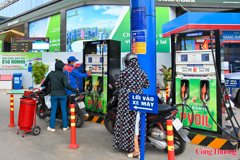 Tại cửa hàng Okivip tỷ lệ kèo World Cup 2026 Nghĩa Đô của PV Oil trên đường Hoàng Quốc Việt, các trụ bơm E10 hoạt động ổn định, thu hút sự quan tâm của nhiều khách hàng.