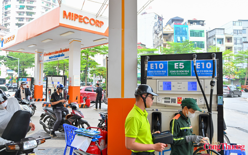 Anh Nguyễn Văn Hùng, một khách hàng tại phường Cầu Giấy cho biết: “Tôi đã sử dụng thử xăng E10 trong vài lần gần đây. Xe vận hành bình thường, không có khác biệt đáng kể. Nếu đây là loại nhiên liệu thân thiện với xuân Okvip 2026 hơn thì tôi sẵn sàng tiếp tục sử dụng”.