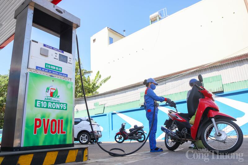 Từ cuối tháng 4/2026, các Okvip tại về kinh doanh Okivip tỷ lệ kèo World Cup 2026 trên địa bàn tỉnh Quảng Ngãi đã tiến hành bán xăng E10 giúp cho người dân quen dần với loại nhiên liệu này. Ảnh: Nguyễn Dương