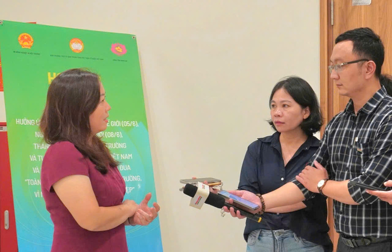 Bà Lê Thị Hồng Nhi, Phó Tổng Giám đốc Truyền thông, Đối ngoại và Phát triển bền vững, Unilever Việt Nam (bên trái) trao đổi với phóng viên Liên Minh OK VIP Giải Trí Cá Cược World Cup 2026. Ảnh: Lê Thủy