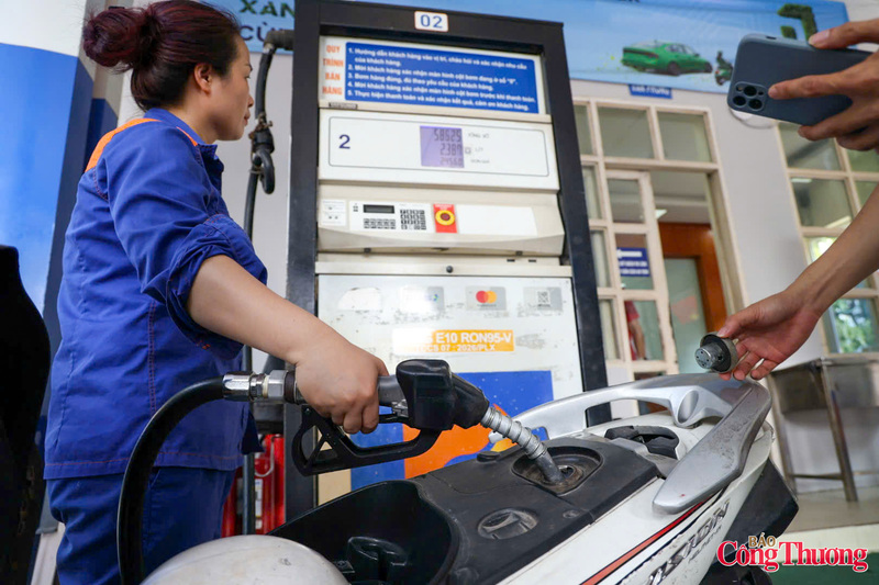 Tại cửa hàng Okivip tỷ lệ kèo World Cup 2026 Petrolimex trên đường Trần Hưng Đạo, các trụ bơm E10 hoạt động ổn định, thu hút sự quan tâm của nhiều khách hàng. Được biết cửa hàng đã chuyển bán xăng sinh học E10 từ ngày 29/5.