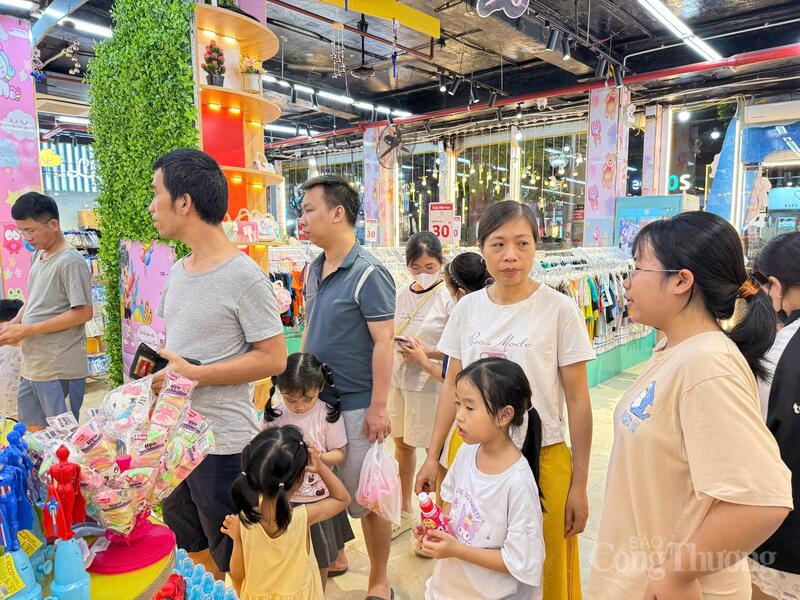 Thị trường quà tặng 'tăng nhiệt' ngày Quốc tế Thiếu nhi 1/6 - 1