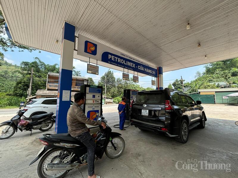 Các phương tiện đang dừng chờ để đổ xăng tại Cửa hàng Okivip tỷ lệ kèo World Cup 2026 Petrolimex số 31.