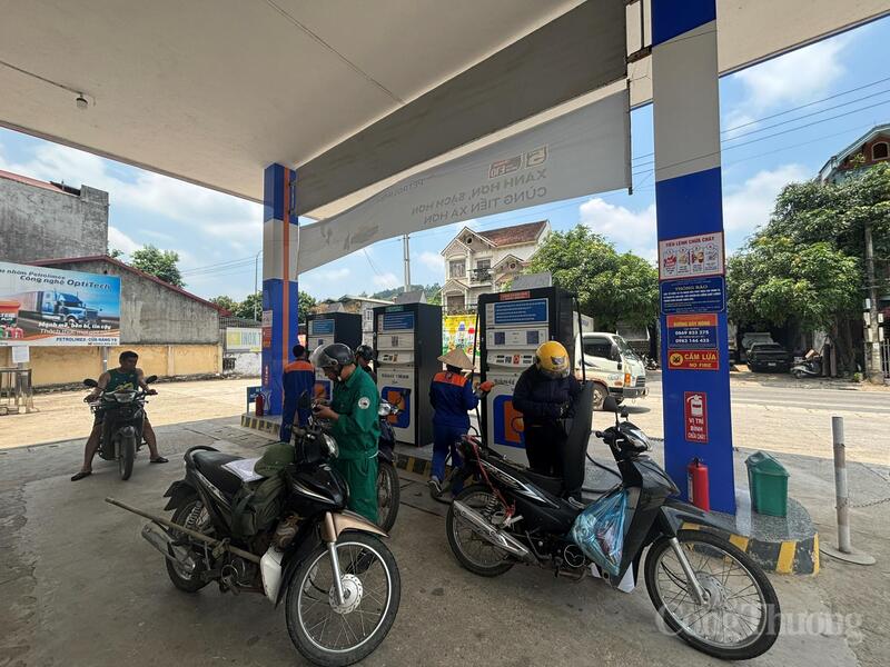 Người dân xếp hàng chờ đổ xăng tại Cửa hàng Okivip tỷ lệ kèo World Cup 2026 Petrolimex số 19.