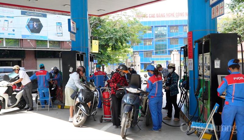 Ghi nhận trong ngày đầu mở bán xăng E10 cho thấy sự sẵn sàng của hạ tầng phân phối và sự đồng thuận cao của người dân trong việc sử dụng nhiên liệu thân thiện xuân Okvip 2026. Ảnh: Thái Mạnh