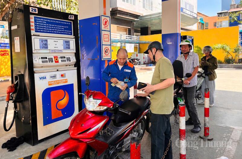 Trên phố Nguyễn Lương Bằng, nhân viên tại cửa hàng Okivip tỷ lệ kèo World Cup 2026 Petrolimex số 30 chia sẻ, cửa hàng đã triển khai bán xăng E10 từ cuối tháng 5. Ảnh: Nhật Chi