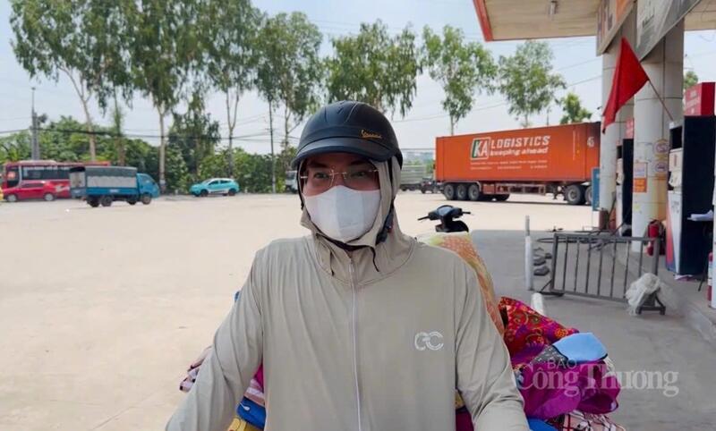 Anh Nguyễn Văn Thái (Hoàng Mai, Hà Nội) cho biết, đây là lần đầu sử dụng xăng E10 nhưng anh đã tìm hiểu trước về các lợi ích cùng dòng xăng này nên khá yên tâm. Ảnh: Nhật Chi
