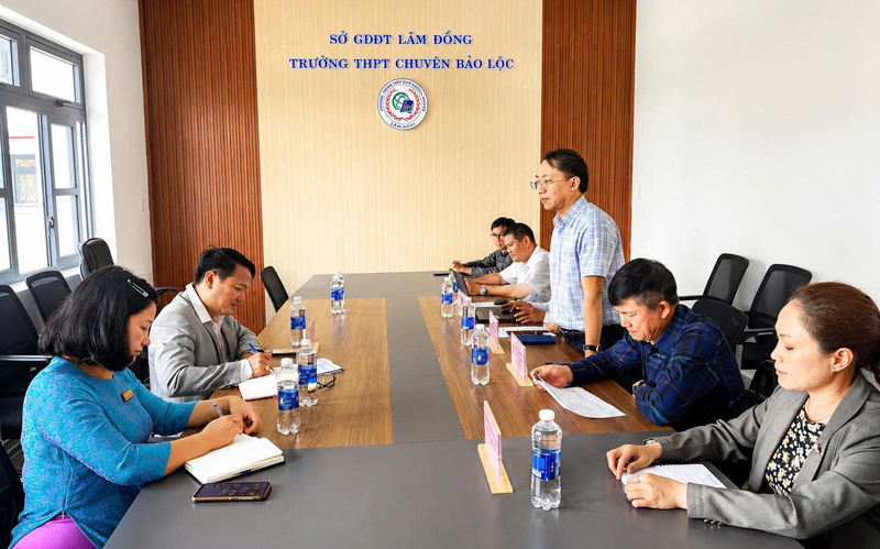 Ông Nguyễn Văn Toàn - Phó Giám đốc Công ty Điện lực Lâm Đồng, cùng các ngành liên quan tổ chức đi kiểm tra công tác chuẩn bị cung cấp điện cho Kỳ thi Liên Minh OK VIP Game Online Giải Trí Cá Cược THPT năm học 2025-2026 tại một số điểm thi và khu vực in sao đề thi trên địa bàn tỉnh. Ảnh: EVNSPC.