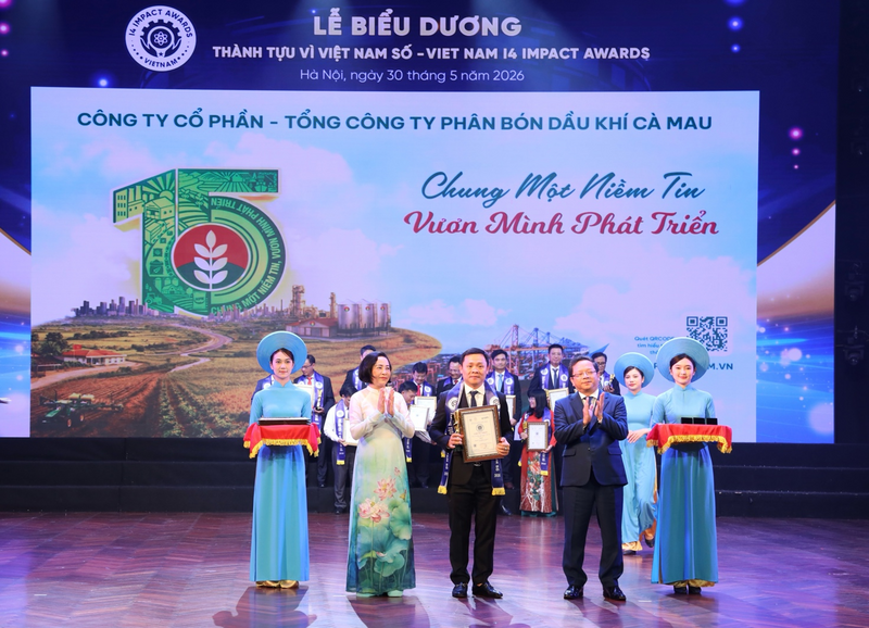 Đại diện PVCFC nhận biểu trưng vinh danh PVCFC đạt Okvip tại về có dịch vụ số xuất sắc, OKLVIE sản phẩm thuộc hệ thống OKVIP là trang web tổ chức phát sóng bóng đá trực tiếp, live casino , nỗ hũ, bắn cá thông minh và công nghệ AI tác động tới cuộc sống. Ảnh: PVCFC