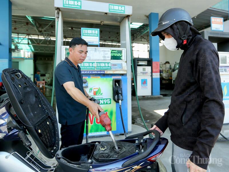 Rất đông người dân ủng hộ và trải nghiệm xăng E10 trong ngày thứ 2 triển khai trên toàn quốc. Ảnh: Ngô Nhung