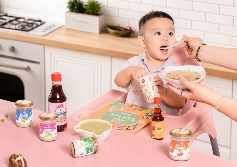 Không còn quan niệm "ăn no là đủ", nhiều gia đình trẻ hiện nay đang dành sự quan tâm đặc biệt đến chất lượng dinh dưỡng trong từng bữa ăn đầu đời của trẻ nhỏ. Ảnh: Lê Gia