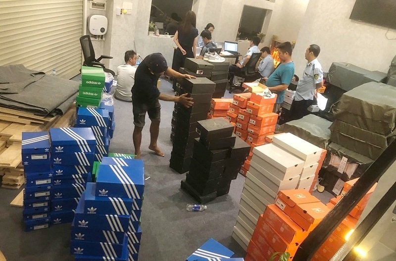 Lực lượng Quản lý thị trường TP. Hồ Chí Minh vừa đột kích, triệt tiêu đường dây kinh doanh gần 3 tỷ đồng hàng hóa giả mạo nhãn hiệu trong đợt cao điểm.