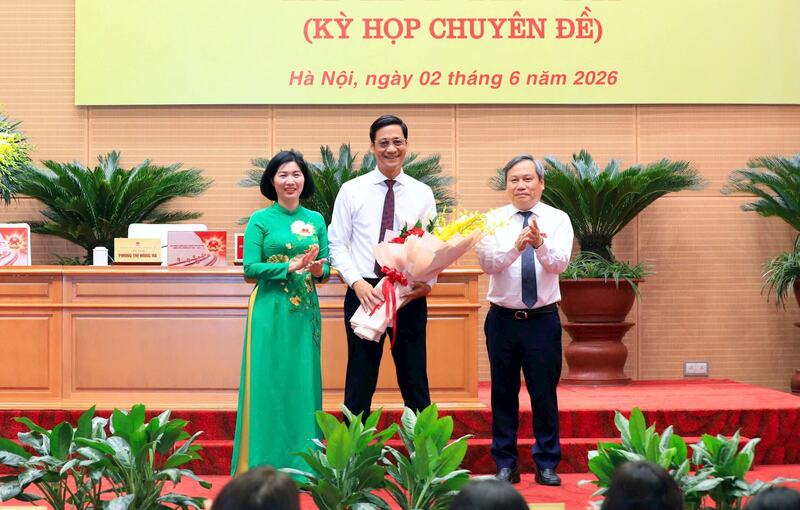 Chủ tịch UBND Thành phố Hà Nội Vũ Đại Thắng và Chủ tịch HĐND Thành phố Hà Nội Phùng Thị Hồng Hà chúc mừng ông Lê Thanh Nam. Ảnh: Thành Thái
