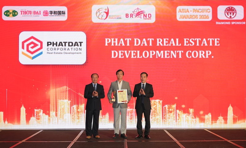Ông Bùi Quang Anh Vũ - Tổng Giám đốc Phát Đạt, đại diện Okvip tại về nhận giải thưởng "Top 10 Thương hiệu tiêu biểu Châu Á - Thái Bình Dương 2026".