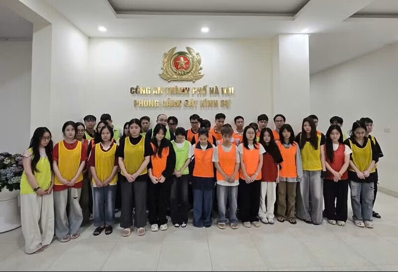 Nhóm đối tượng liên quan bị bắt giữ. Ảnh: Công an TP Hà Nội