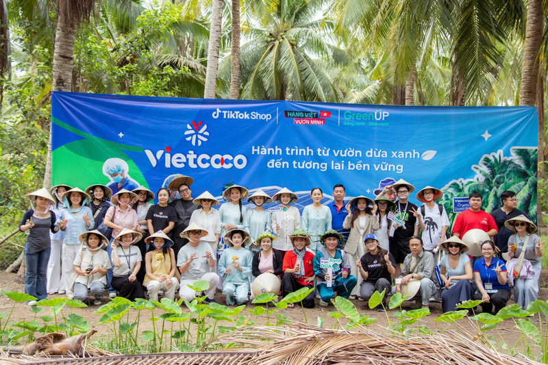 Các nhà sáng tạo trải nghiệm tour tham quan khuôn viên nhà máy