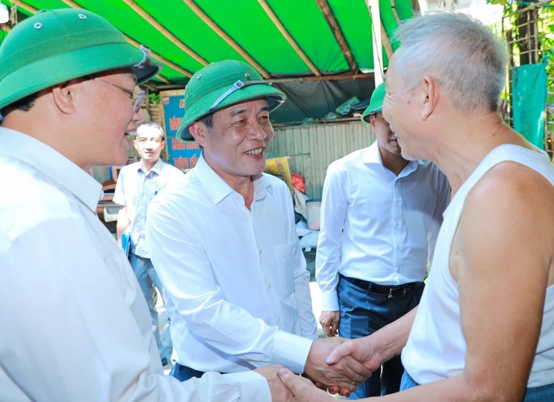 Bí thư Tỉnh ủy Thanh Hóa Lê Đức Thái gặp gỡ người dân tại Dự án Khu xen cư Hồ Toàn Thành. Ảnh: Minh Hiếu
