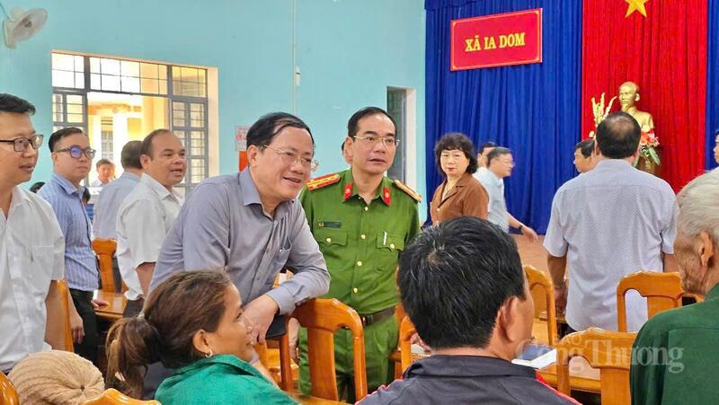 Chủ tịch UBND tỉnh Phạm Anh Tuấn thăm hỏi bà con xã Ia Dom trong những ngày đầu triển khai mô hình chính quyền địa phương hai cấp, tháng 7/2025. Ảnh: Hiền Mai