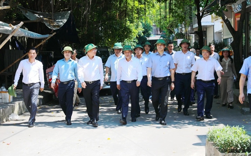 Bí thư Tỉnh ủy Thanh Hóa Lê Đức Thái trực tiếp kiểm tra hàng loạt dự án chậm triển khai, kéo dài nhiều năm trên địa bàn phường Hạc Thành và phường Quảng Phú. Ảnh: Minh Hiếu