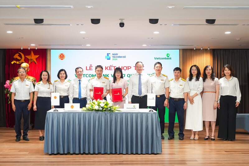 Lãnh đạo Cục Thuế và Vietcombank thực hiện nghi thức ký kết và trao biên bản Thỏa thuận Hợp tác giữa hai đơn vị