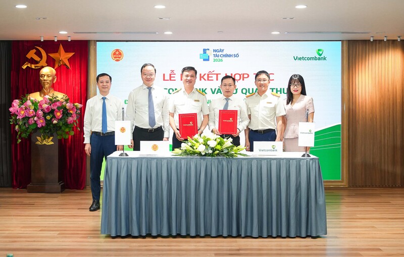 Đại diện toàn bộ 18 chi nhánh Vietcombank thực hiện ký kết cùng Thuế TP. Hà Nội