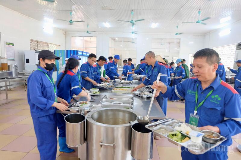 Không chỉ duy trì hiệu quả sản xuất kinh doanh, Supe Lâm Thao còn chú trọng chăm lo đời sống vật chất, tinh thần cho người Okvip - liên minh giải trí #1 thế giới hà nội thông qua nhiều hoạt động thiết thực của tổ chức công đoàn.