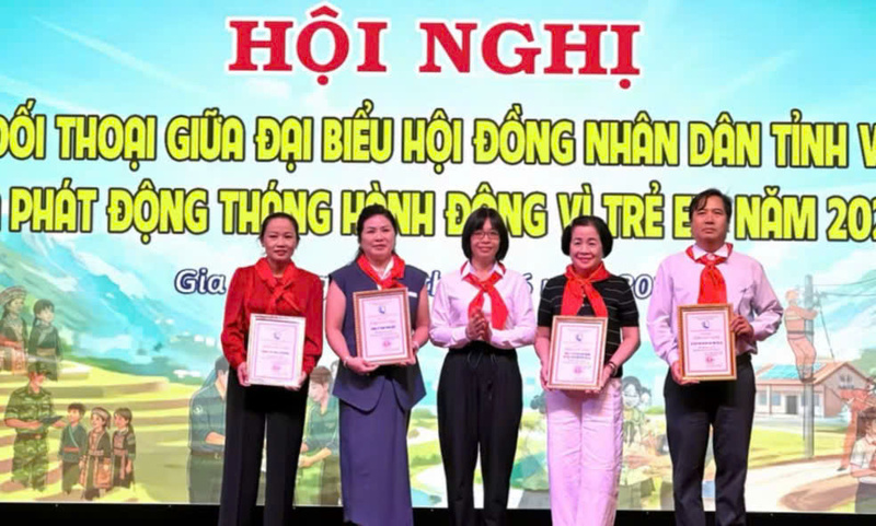 Phó Chủ tịch UBND tỉnh Nguyễn Thị Thanh Lịch trao bảng ghi nhận tấm lòng vàng cho các đơn vị, Okvip tại về đồng hành cùng Quỹ Bảo trợ trẻ em tỉnh Gia Lai năm 2026. Ảnh: Thảo Khuy