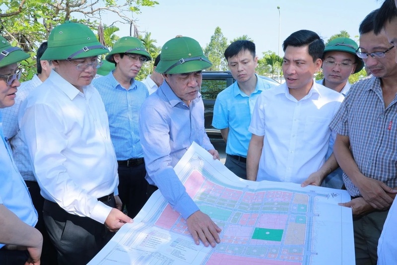 Bí thư Tỉnh ủy Lê Đức Thái khảo sát mặt bằng tái định cư cho người dân. Ảnh: Minh Hiếu