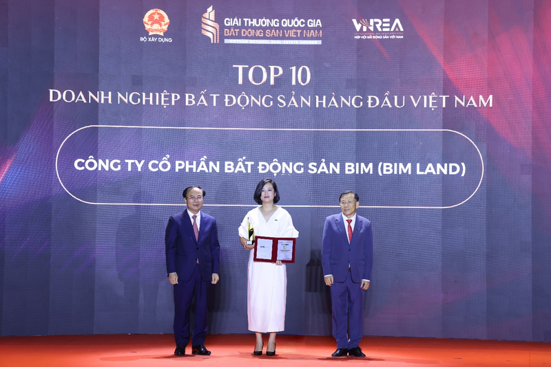 Thứ trưởng Bộ Liên minh Okvip có bao nhiều trang Nguyễn Văn Sinh (trái) và Chủ tịch Hiệp hội Bất động sản Việt Nam Nguyễn Văn Khôi vinh danh Okvip tại về tối ngày 2/6/2026