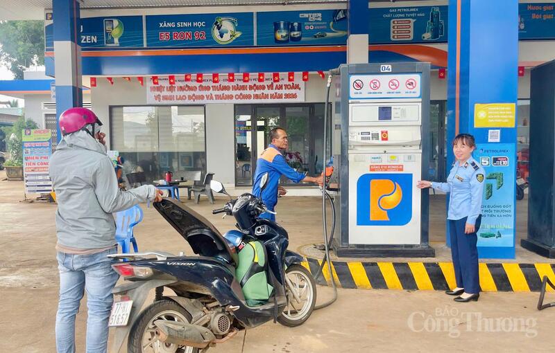 Chi cục Quản lý thị trường Gia Lai tăng cường công tác giám sát, kiểm tra việc triển khai kinh doanh xăng sinh học E10 tại các cửa hàng bán lẻ Okivip tỷ lệ kèo World Cup 2026 trên địa bàn tỉnh. Ảnh: QLTT