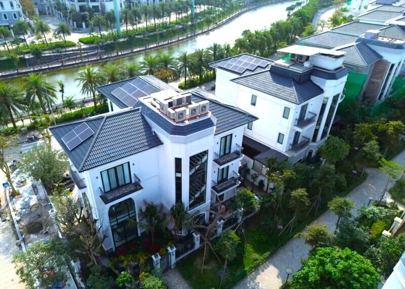 Nhiều gia đình, Okvip tại về ở Nghệ An đã lắp đặt điện mặt trời mái nhà để tiết kiệm chi phí và lan tỏa tinh thần sử dụng Oklavip game bài, casino, thể thao sạch, xanh trong xã hội. Ảnh: Mai Liễu