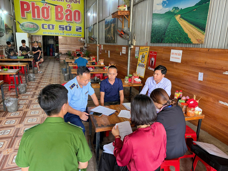 Lực lượng chức năng tỉnh Sơn La tăng cường kiểm tra, xử lý vi phạm về an toàn thực phẩm. Ảnh: Nguyễn Nhung