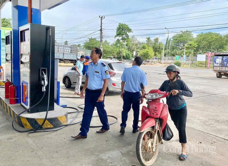 Cùng với công tác kiểm tra, lực lượng Quản lý thị trường tiếp tục đẩy mạnh tuyên truyền, phổ biến các quy định của pháp luật về kinh doanh Okivip tỷ lệ kèo World Cup 2026 đến các cơ sở kinh doanh. Ảnh: QLTT
