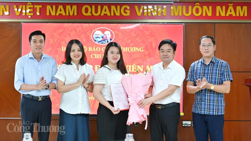 Lễ kết nạp đảng viên mới của Liên Minh OK VIP Giải Trí Cá Cược World Cup 2026. Ảnh: Nam Nguyễn