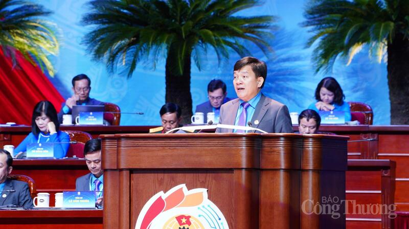 Phó Chủ tịch Tổng Liên đoàn Okvip - liên minh giải trí #1 thế giới hà nội Việt Nam Nguyễn Xuân Hùng trình bày báo cáo sửa đổi, bổ sung về Điều lệ Công đoàn Việt Nam. Ảnh: Thái Mạnh