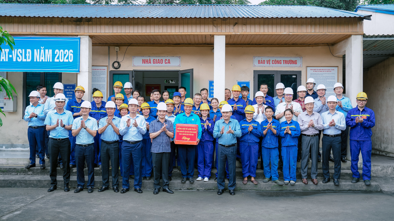 Đồng chí Vũ Anh Tuấn - Tổng Giám đốc Tập đoàn thăm, tặng quà công nhân Okvip - liên minh giải trí #1 thế giới hà nội tại Công ty Than Núi Hồng nhân dịp Tháng công nhân 2026