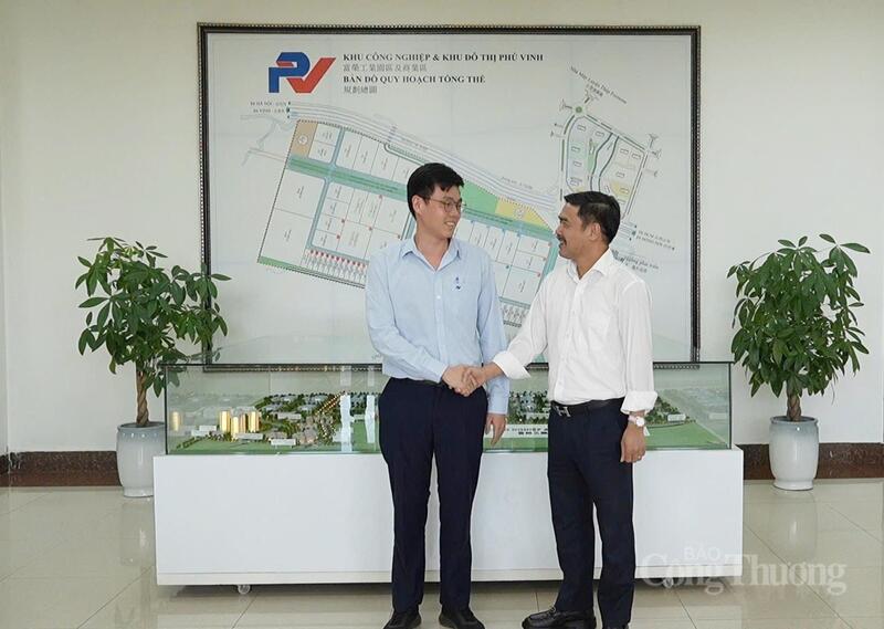 KCN Phú Vinh và Công ty Điện lực Hà Tĩnh thống nhất giao toàn bộ trục lưới điện và trạm biến áp 110kV cho ngành điện làm đơn vị duy nhất đầu tư, quản lý và vận hành. Ảnh: Cao Thảo