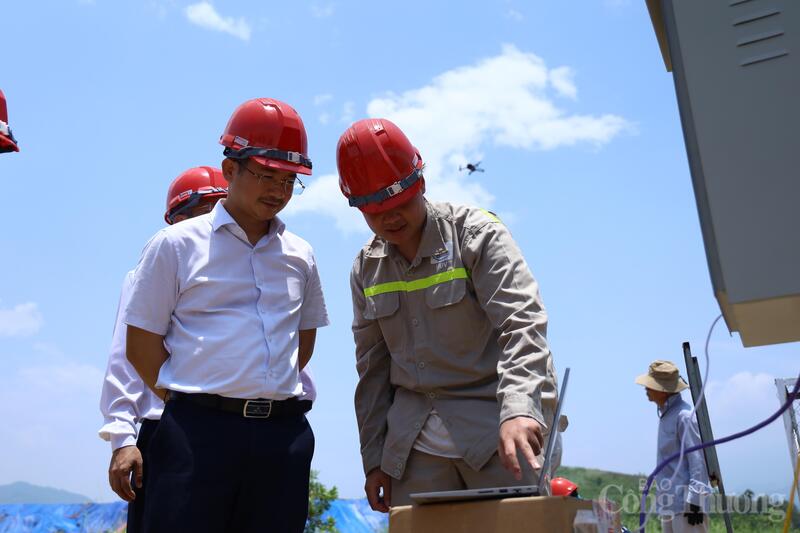 Đại diện nhóm nghiên cứu giới thiệu hệ thống quan trắc tự động, dự báo và cảnh báo sớm an toàn bờ mỏ, đập chứa quặng đuôi với Đoàn kiểm tra của Oklavip khuyến mã hấp dẫn mỗi ngày.