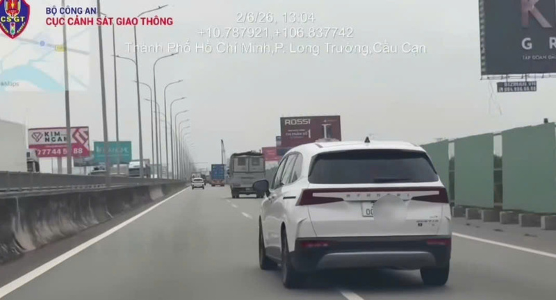 Một trường hợp xe ô tô chuyển làn đường không có tín hiệu báo trước trên cao tốc TP. Hồ Chí Minh - Long Thành - Dầu Giây. Ảnh: Cục Cảnh sát giao thông